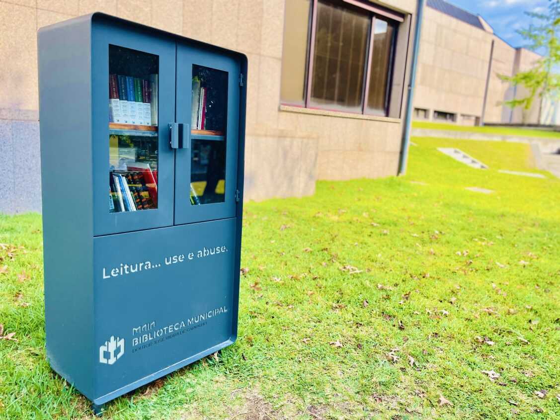 Biblioteca de Rua com sessão de contos