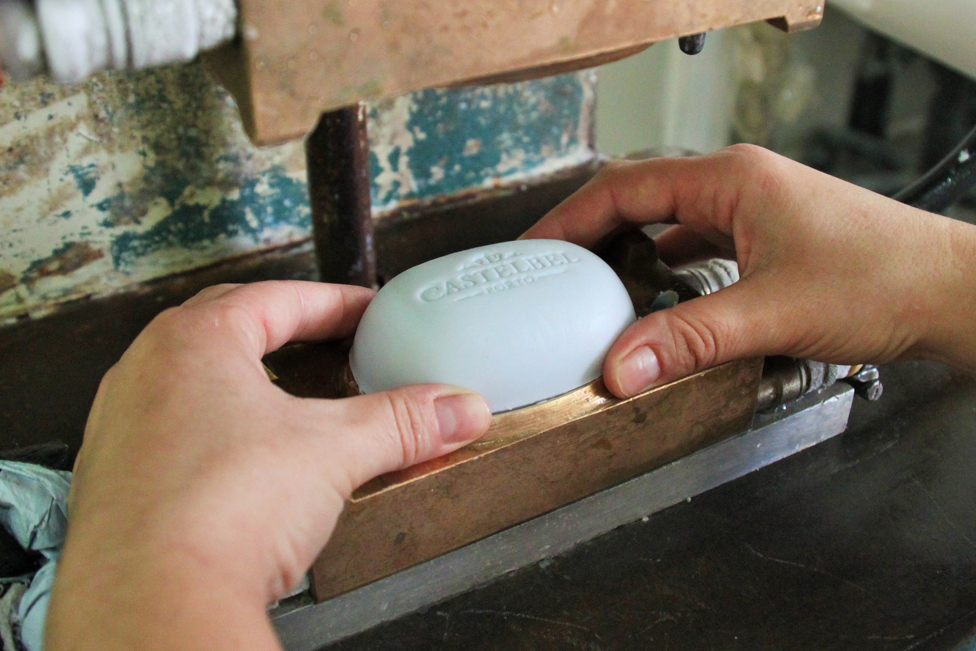 Duas mãos a agarrar num sabonete da Castelbel