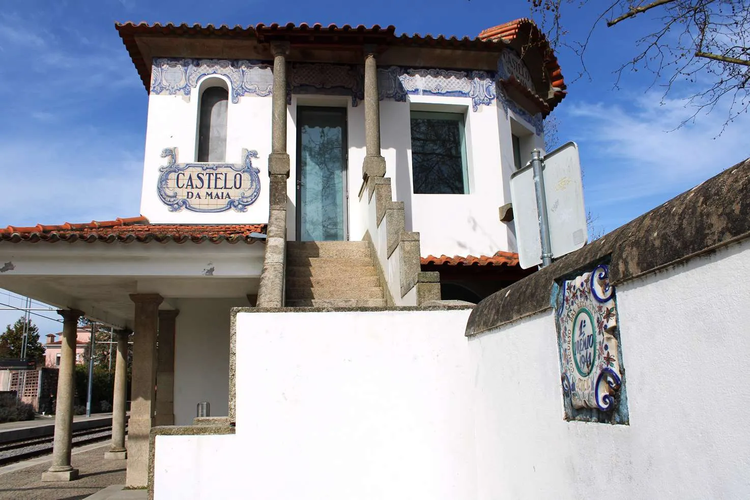 Estação Ferroviária de Castêlo da Maia / Estação do Metro do  Porto